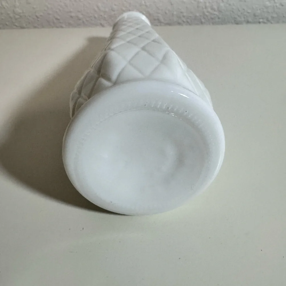Vintage Quilted/Diamond Cut Bud Vase‎
